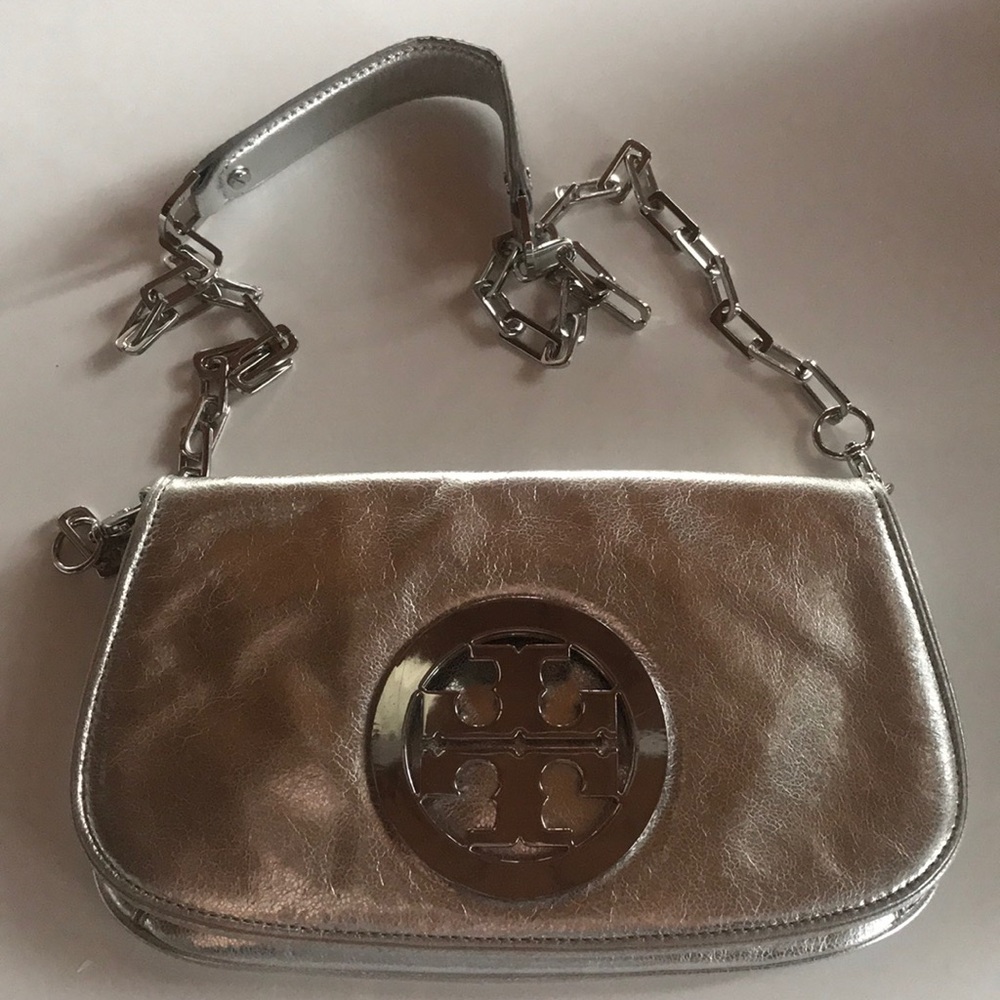 Tory Burch Metallic Logo Clutch silver. See all pictures!